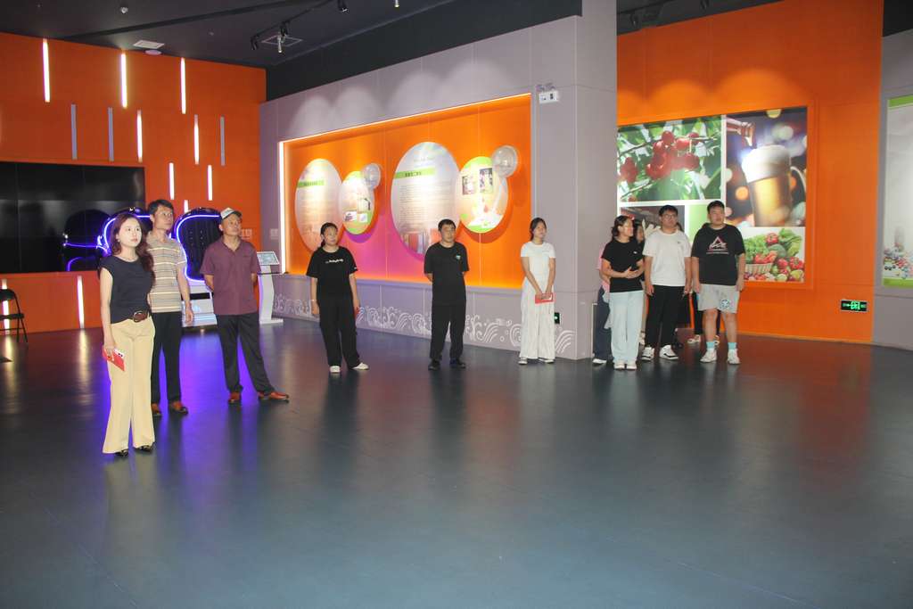 20250819情系職工子女  助力夢(mèng)想啟航——潔晶集團(tuán)舉行職工子女高考獎(jiǎng)學(xué)金發(fā)放儀式6_1